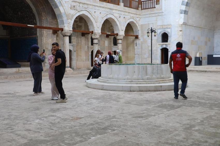 Sivas'ın 752 yıllık mirasına turist yağıyor! Gök Medrese'ye ziyaretçi akını var