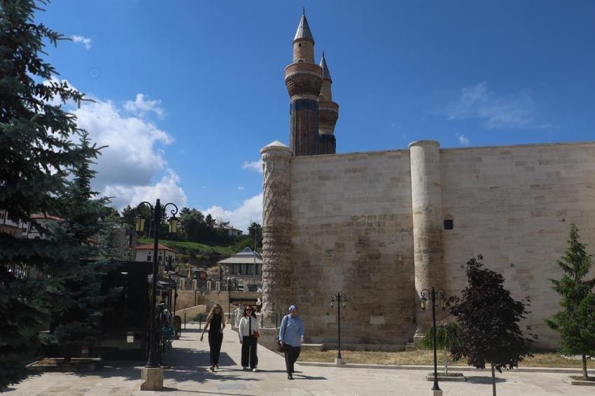 Sivas'ın 752 yıllık mirasına turist yağıyor! Gök Medrese'ye ziyaretçi akını var