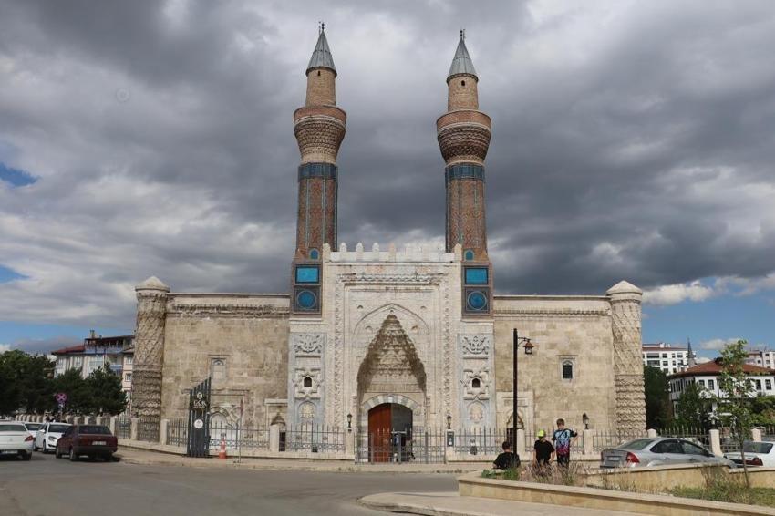 Sivas'ın 752 yıllık mirasına turist yağıyor! Gök Medrese'ye ziyaretçi akını var