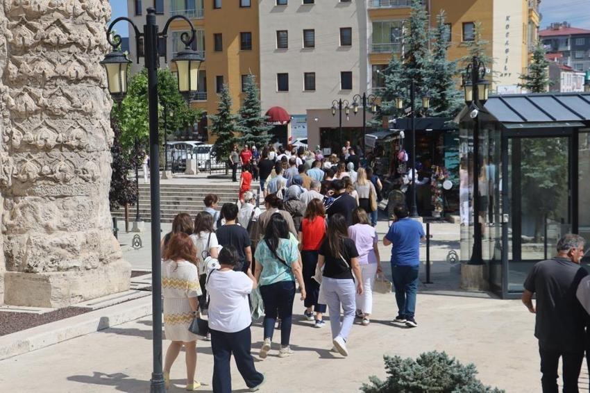 Sivas'ın 752 yıllık mirasına turist yağıyor! Gök Medrese'ye ziyaretçi akını var