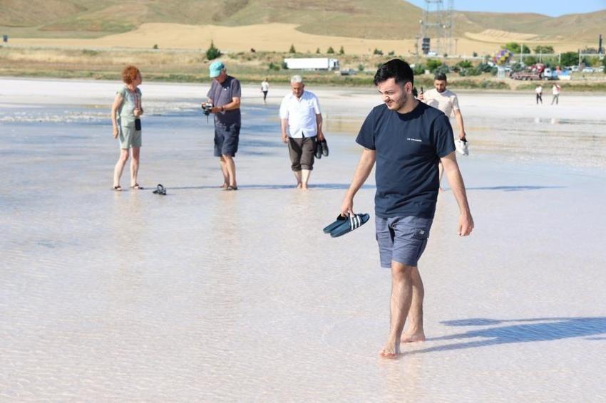 İç Anadolu'nun Antalya'sı: Tuz Gölü'nde yürüyüş sahilleri aratmıyor
