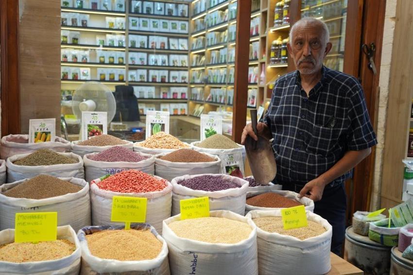 Gaziantep'te tam 57 yıldır aynı yöntemle Üretip Türkiye'ye dağıtıyor: Dedesinin mirası için 3 ilde 3 bin dönümü ayağa kaldırdı!