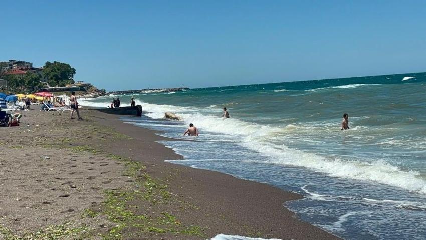Karadeniz'in hırçın dalgaları Akçakoca'da 2 metreyi aştı!