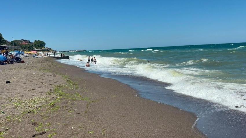 Karadeniz'in hırçın dalgaları Akçakoca'da 2 metreyi aştı!