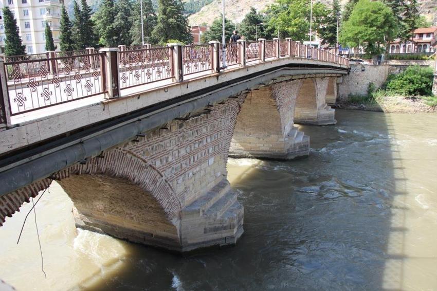 Amasya'da en eskisi bin 800 yıllık: 4 medeniyetin izleri köprü üzerinde bulundu
