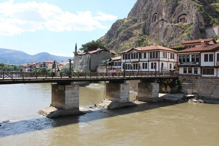 Amasya'da en eskisi bin 800 yıllık: 4 medeniyetin izleri köprü üzerinde bulundu