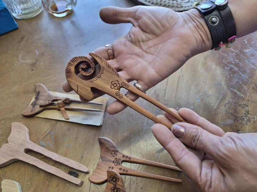 Eskişehir'de kurumsal hayatı bıraktı, Odunpazarı’ndaki o atölyeye giren bir daha çıkamıyor! Deri ve ahşabı 'lazer karıştırmadan' sanata dönüştürüyor