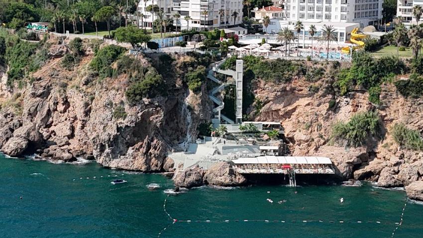 Antalya'nın dünyaca eşsiz Tufa Kıyı Falezleri için kritik uyarı: Bu gidişle 50 metrede bir asansör, 50 metrede bir beach platformu görebiliriz