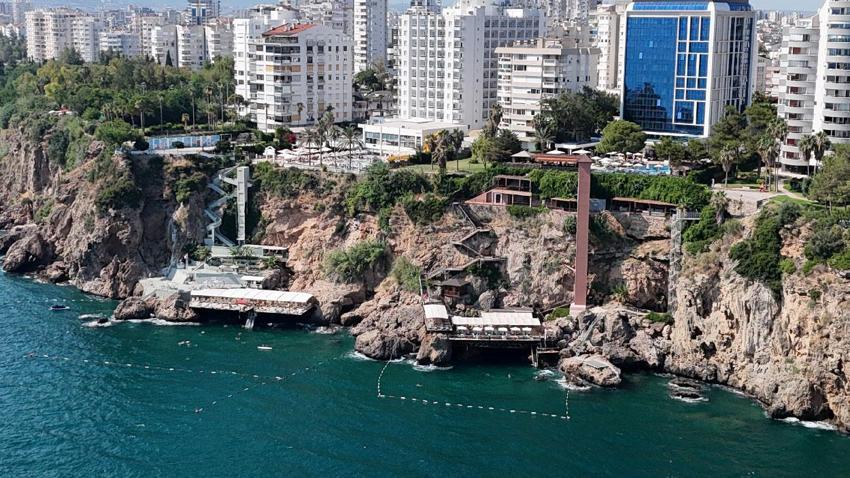 Antalya'nın dünyaca eşsiz Tufa Kıyı Falezleri için kritik uyarı: Bu gidişle 50 metrede bir asansör, 50 metrede bir beach platformu görebiliriz