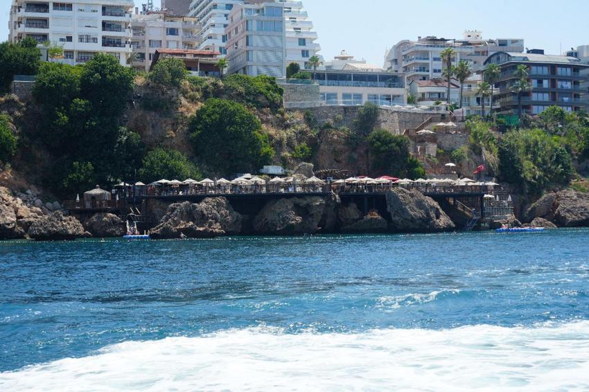 Antalya'nın dünyaca eşsiz Tufa Kıyı Falezleri için kritik uyarı: Bu gidişle 50 metrede bir asansör, 50 metrede bir beach platformu görebiliriz