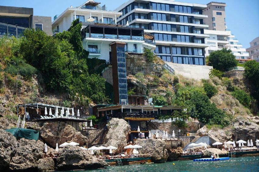 Antalya'nın dünyaca eşsiz Tufa Kıyı Falezleri için kritik uyarı: Bu gidişle 50 metrede bir asansör, 50 metrede bir beach platformu görebiliriz