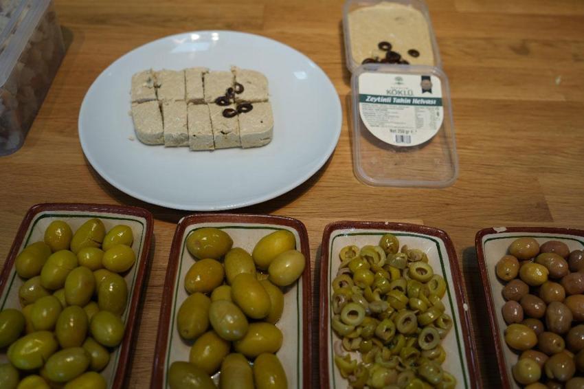 Zeytinli Türk kahvesinin ardından zeytin helvası