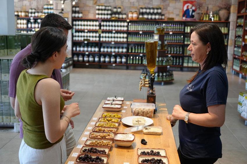 Zeytinli Türk kahvesinin ardından zeytin helvası