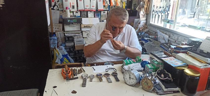 Devrek'te 52 yıllık saat tamircisi teknolojiye direniyor