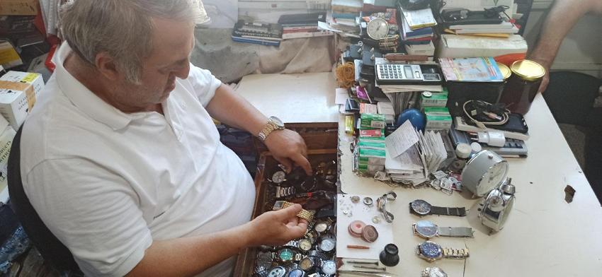 Devrek'te 52 yıllık saat tamircisi teknolojiye direniyor