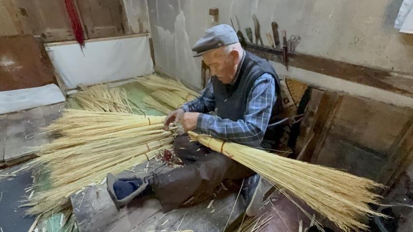 60 yıldır ekmeğini süpürgeden kazanıyor: Kemal dedenin yöntemi geçerliliğini koruyor