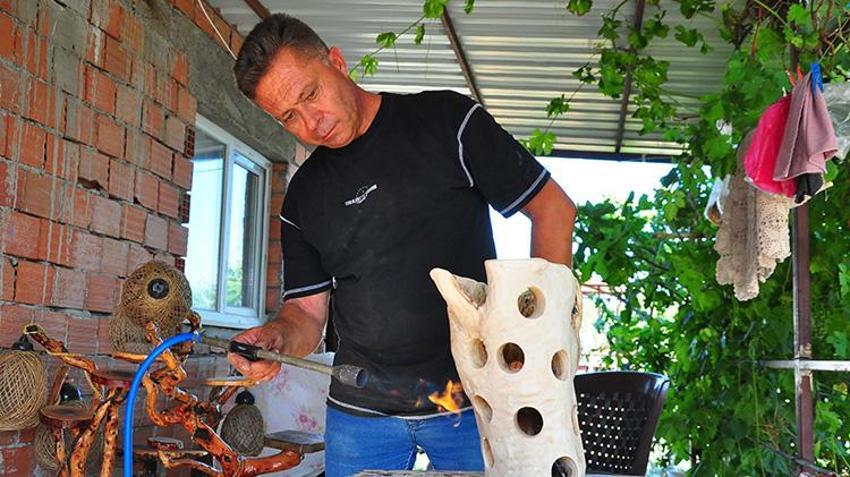 16 yıllık güvenlik görevlisi internette gördü, hayatı değişti! Hiç eğitim almadan ağaç köklerinden üretiyor