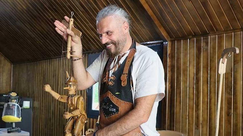 Gaziantepli Abdülkadir usta karavanıyla köy köy gezip çocukların hayallerini ahşaba kazıyor!