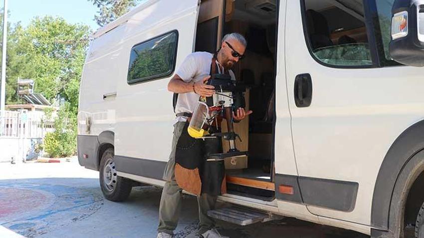 Gaziantepli Abdülkadir usta karavanıyla köy köy gezip çocukların hayallerini ahşaba kazıyor!