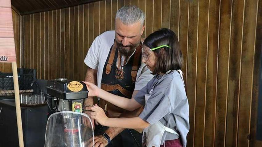 Gaziantepli Abdülkadir usta karavanıyla köy köy gezip çocukların hayallerini ahşaba kazıyor!