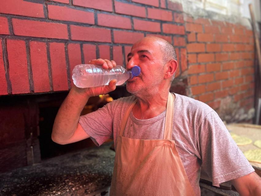 Havalar bunaltıyor Van'da fırıncılar 300 derece sıcaklıkla mücadele ediyor
