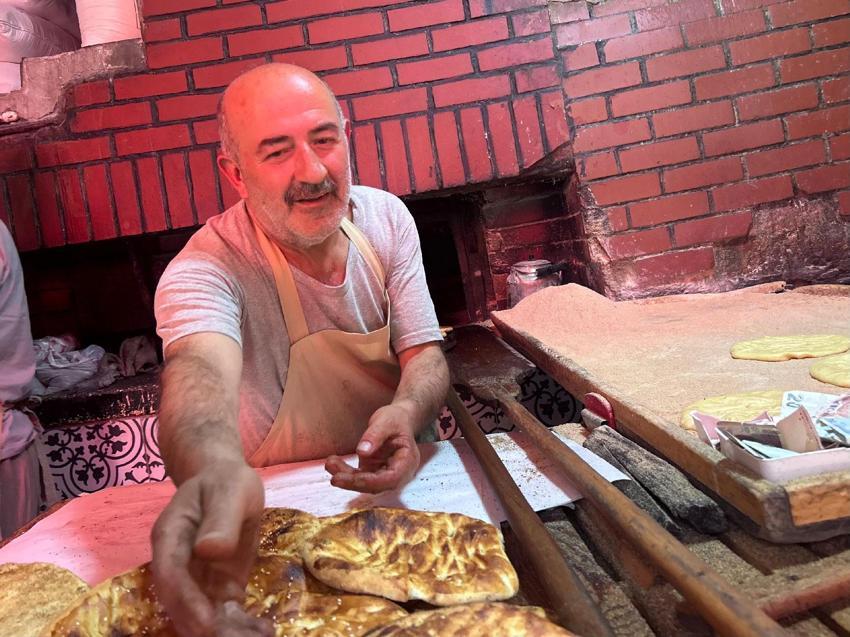 Havalar bunaltıyor Van'da fırıncılar 300 derece sıcaklıkla mücadele ediyor