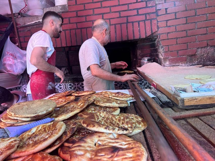 Havalar bunaltıyor Van'da fırıncılar 300 derece sıcaklıkla mücadele ediyor