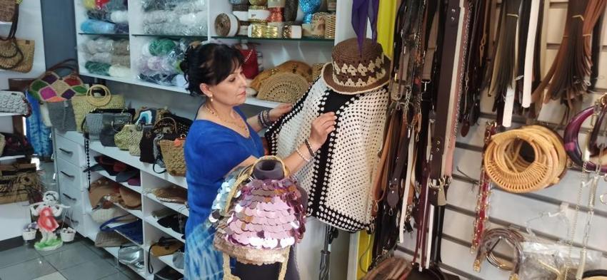 Annesini taklit ederek başladı! Şimdi hem kendi işinin patronu hem de kadınlara meslek öğretiyor