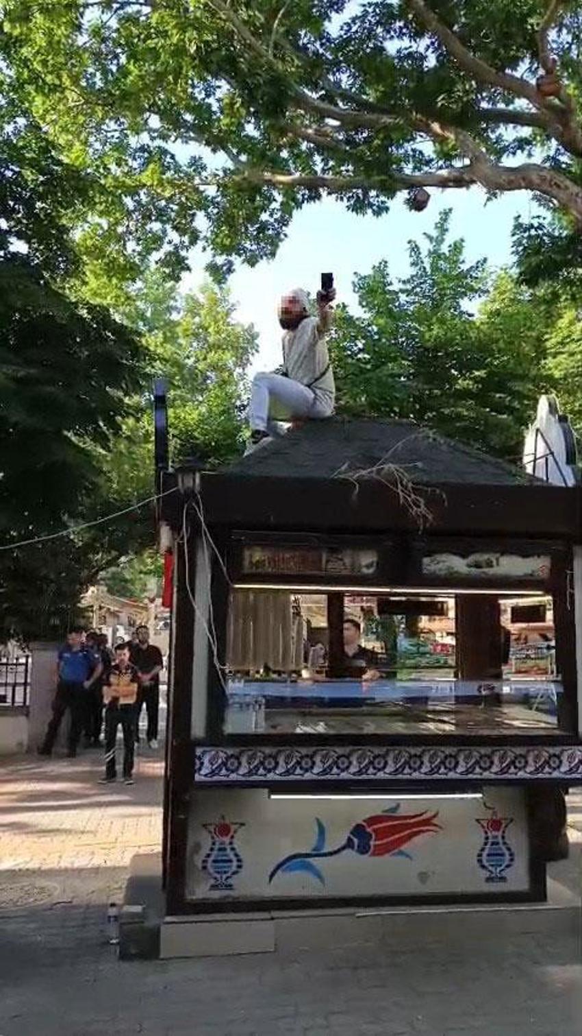 Kütahya'da büfe krizi: Sevgi Yolu'nda esnaf kendini çatıya zincirledi, polis ve zabıta eşliğinde büfeler kaldırıldı