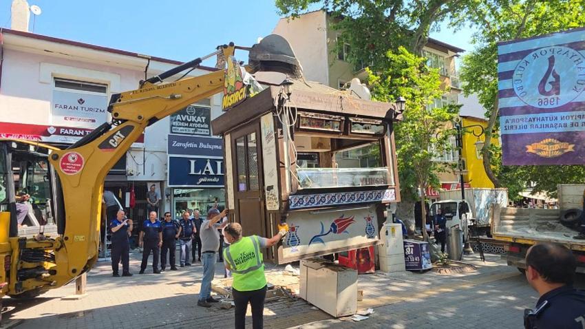 Kütahya'da büfe krizi: Sevgi Yolu'nda esnaf kendini çatıya zincirledi, polis ve zabıta eşliğinde büfeler kaldırıldı