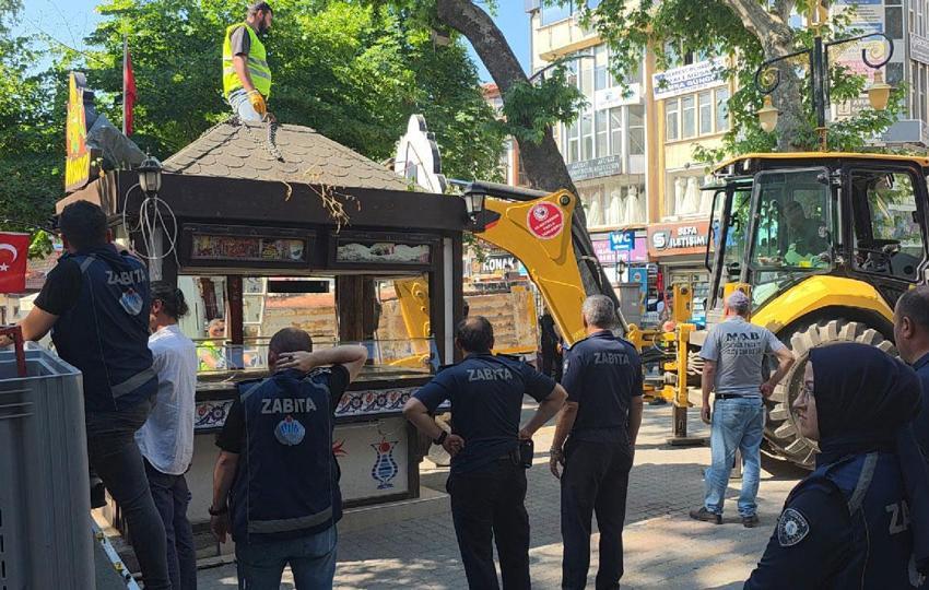 Kütahya'da büfe krizi: Sevgi Yolu'nda esnaf kendini çatıya zincirledi, polis ve zabıta eşliğinde büfeler kaldırıldı