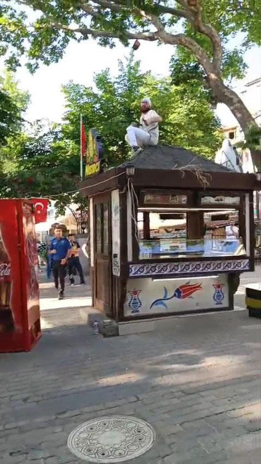 Kütahya'da büfe krizi: Sevgi Yolu'nda esnaf kendini çatıya zincirledi, polis ve zabıta eşliğinde büfeler kaldırıldı