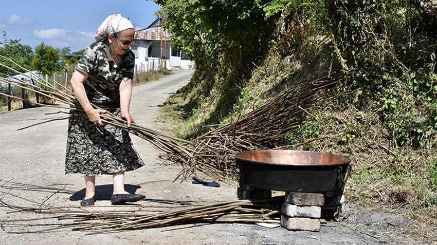 Ordu'da kadınlar kazan başına geçti! Tam 7 saatte hazırlanıyor: Şifa deposu için zorlu mesai başladı
