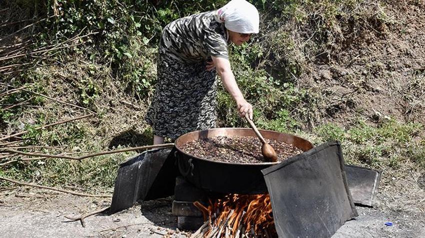 Ordu'da kadınlar kazan başına geçti! Tam 7 saatte hazırlanıyor: Şifa deposu için zorlu mesai başladı