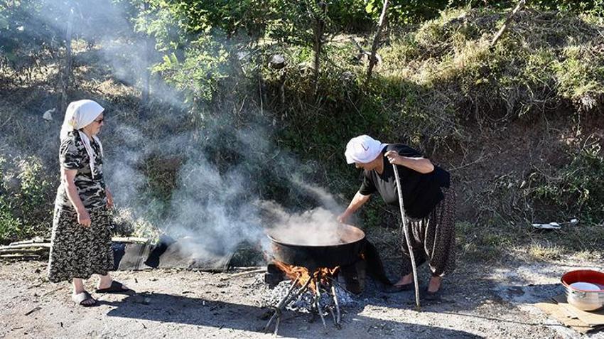 Ordu'da kadınlar kazan başına geçti! Tam 7 saatte hazırlanıyor: Şifa deposu için zorlu mesai başladı