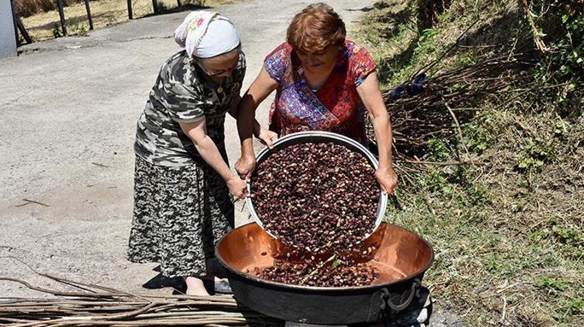 Ordu'da kadınlar kazan başına geçti! Tam 7 saatte hazırlanıyor: Şifa deposu için zorlu mesai başladı