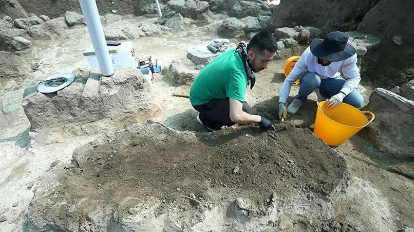 Bin yıllık Selçuklu şehitlerinin mezarı açıldı: Ok ve kılıç izleri tek tek inceleniyor: DNA testleri saniyeler içinde gerçeği ortaya çıkaracak!
