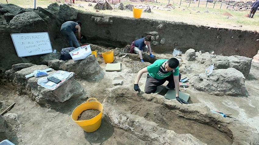 Bin yıllık Selçuklu şehitlerinin mezarı açıldı: Ok ve kılıç izleri tek tek inceleniyor: DNA testleri saniyeler içinde gerçeği ortaya çıkaracak!