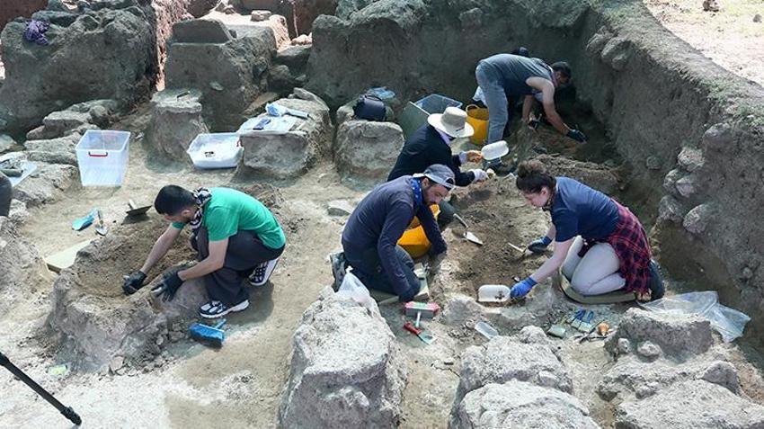 Bin yıllık Selçuklu şehitlerinin mezarı açıldı: Ok ve kılıç izleri tek tek inceleniyor: DNA testleri saniyeler içinde gerçeği ortaya çıkaracak!