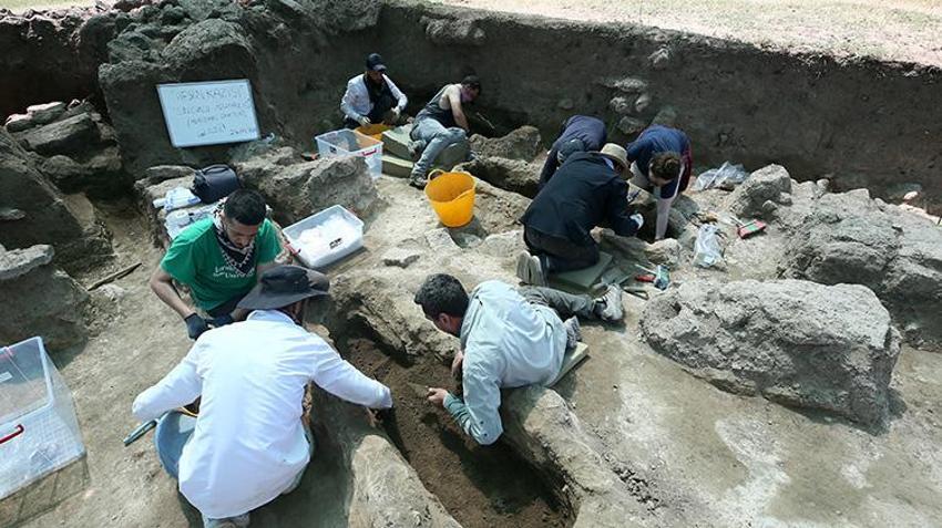 Bin yıllık Selçuklu şehitlerinin mezarı açıldı: Ok ve kılıç izleri tek tek inceleniyor: DNA testleri saniyeler içinde gerçeği ortaya çıkaracak!