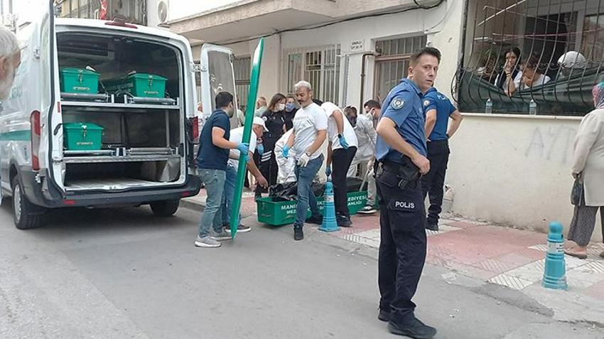 Manisa'da kan donduran olay! Kardeşinin cesediyle 2 gün yaşamış: Kötü koku mahalleyi ayağa kaldırdı