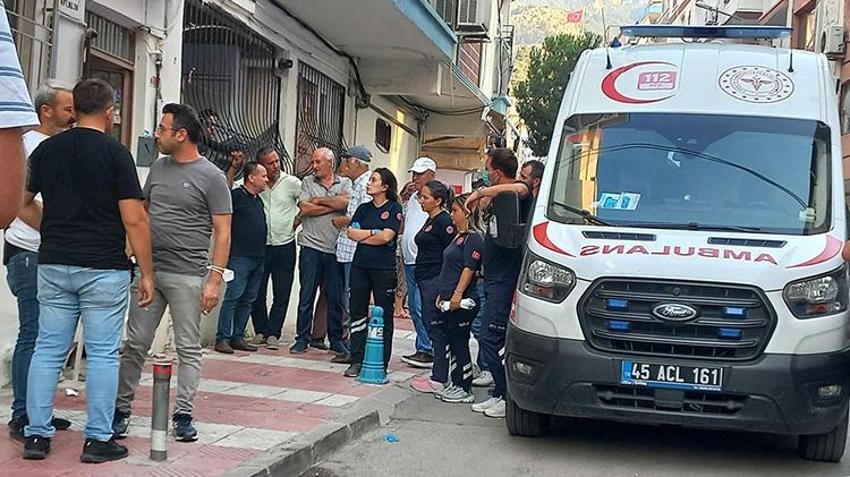 Manisa'da kan donduran olay! Kardeşinin cesediyle 2 gün yaşamış: Kötü koku mahalleyi ayağa kaldırdı