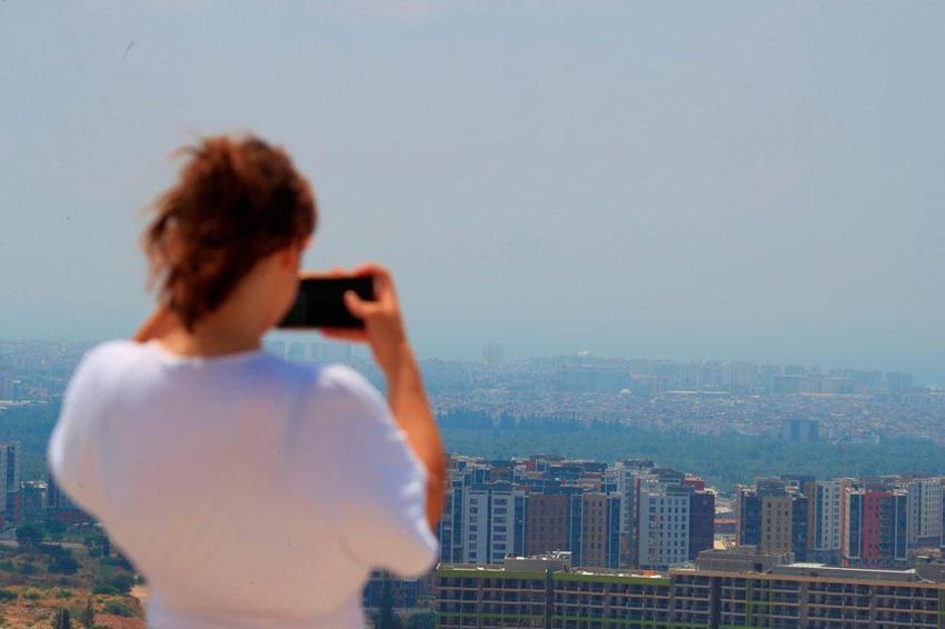 Antalya'da sıcak hava bunalttı nem yüzde 86'lara ulaştı, kentin üzeri nem bulutları ile kaplandı