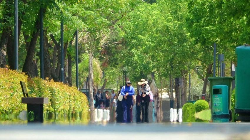 Antalya'da sıcak hava bunalttı nem yüzde 86'lara ulaştı, kentin üzeri nem bulutları ile kaplandı