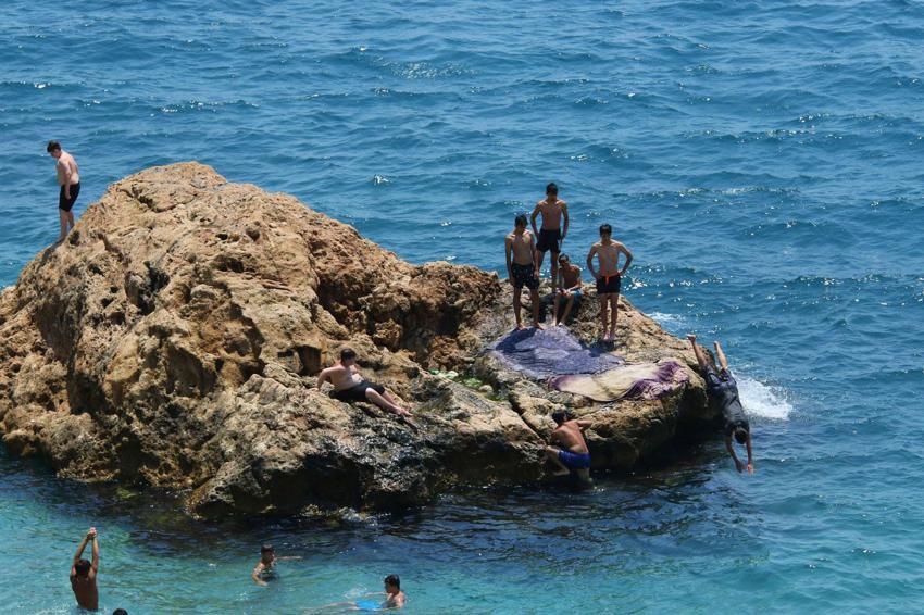 Antalya'da sıcak hava bunalttı nem yüzde 86'lara ulaştı, kentin üzeri nem bulutları ile kaplandı