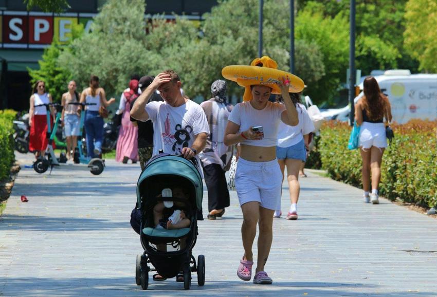 Antalya'da sıcak hava bunalttı nem yüzde 86'lara ulaştı, kentin üzeri nem bulutları ile kaplandı