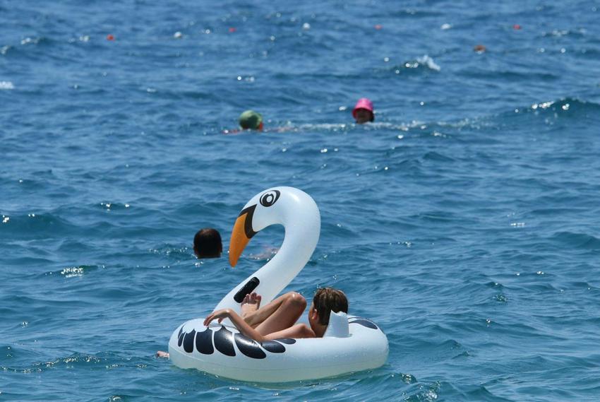 Antalya'da sıcak hava bunalttı nem yüzde 86'lara ulaştı, kentin üzeri nem bulutları ile kaplandı