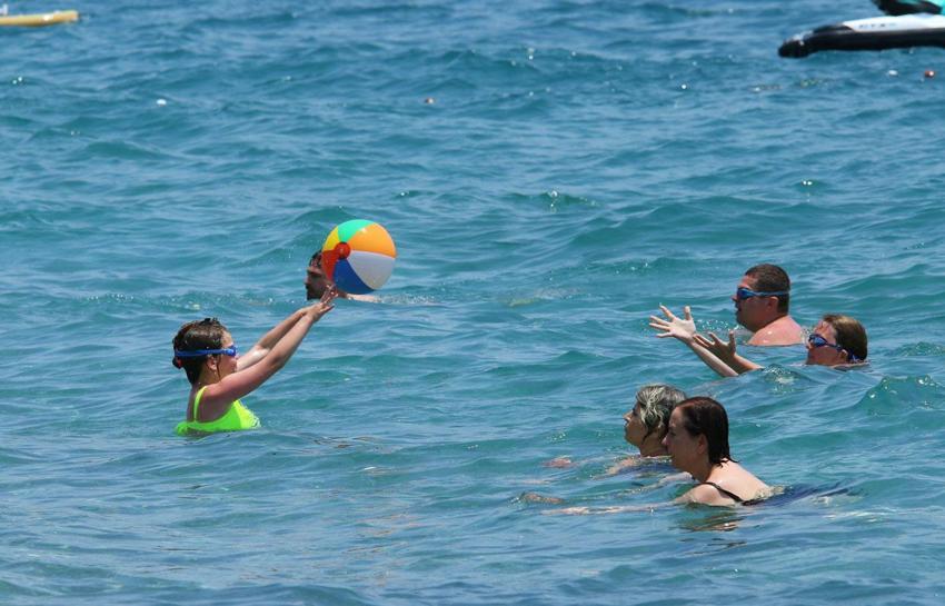 Antalya'da sıcak hava bunalttı nem yüzde 86'lara ulaştı, kentin üzeri nem bulutları ile kaplandı