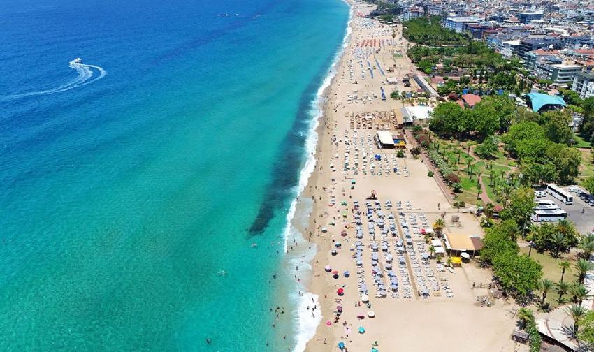 Antalya'da sıcak hava bunalttı nem yüzde 86'lara ulaştı, kentin üzeri nem bulutları ile kaplandı