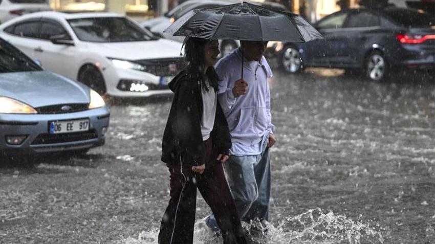 Meteoroloji ve AKOM'dan İstanbul için sağanak yağış ve dolu uyarısı peş peşe geldi